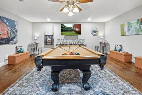 uma sala de estar com uma mesa de bilhar em Stay Awhile! Pool Table+ Fire-pit+ 4 bedroom+ 2 baths+ Game-room! em Dallas