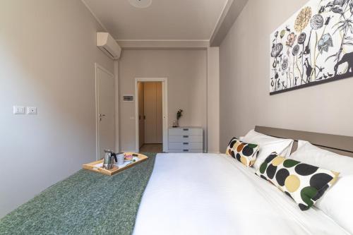 ein Schlafzimmer mit einem großen Bett und einem Tisch in der Unterkunft Easylife - Accogliente residenza a due passi dal Duomo in Mailand