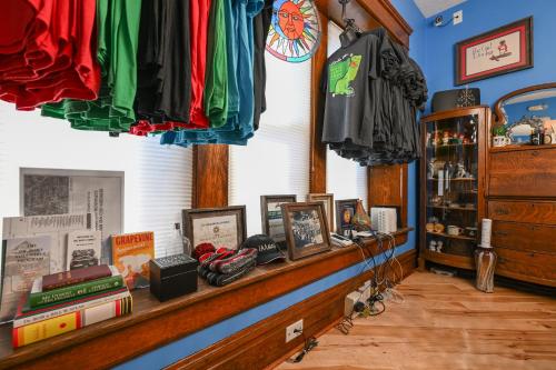 a room with a wooden counter with clothes and a shelf at Berrodin Bed & Breakfast in Akron