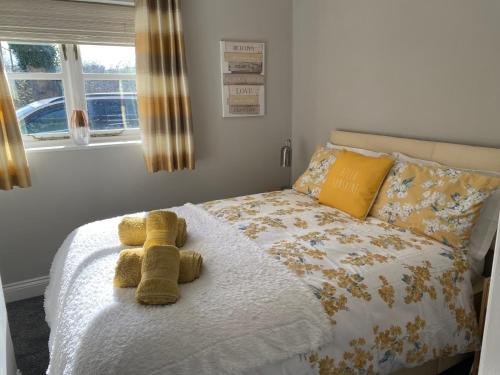 um quarto com uma cama com duas toalhas em Lesbury Lodge - (a 'bijou residence') with hot tub em Alnwick