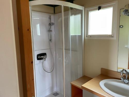 uma casa de banho com um chuveiro e um lavatório. em Lavallee em Campomoro