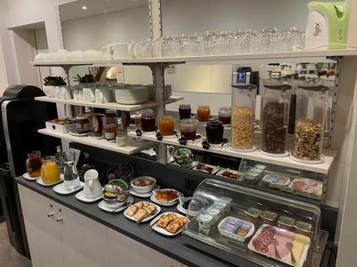 un buffet con muchos alimentos diferentes en las estanterías en La Pergola d'Arcachon, en Arcachon