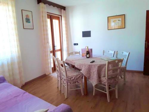 - une salle à manger avec une table et des chaises dans l'établissement 2 bedrooms apartement with furnished balcony and wifi at Prabione 8 km away from the beach, à Campione del Garda