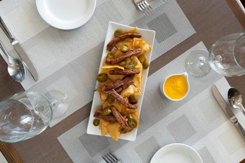 Comida en o cerca de este hotel