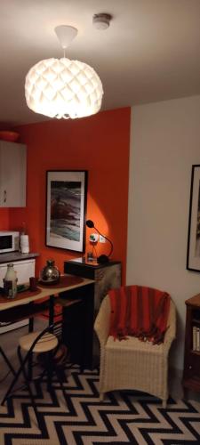 Cette chambre comprend un bureau, une chaise et une lampe. dans l'établissement Studio Quartier haut, à Sète