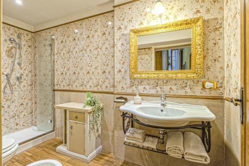 uma casa de banho com um lavatório e um espelho em The Heart of Florence em Florença