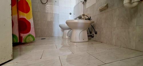 La salle de bains est pourvue de toilettes et d'un bidet. dans l'établissement La Stanza di Nunziatina, à Ischia