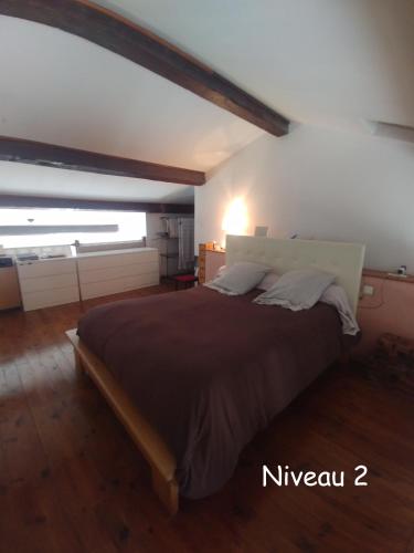 une chambre avec un grand lit dans une pièce dans l'établissement LOFT T3 90 m2 + TERRASSES - Accès direct plage/bus, à Marseille