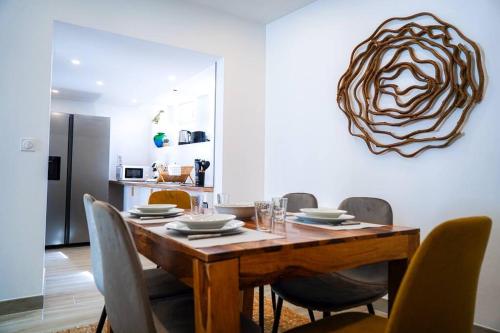 une salle à manger avec une table et des chaises en bois dans l'établissement Le Voltaire • Proche Gare • Moderne, à Châteauroux