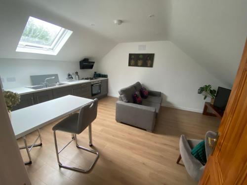 een keuken en een woonkamer met een tafel en een bank bij Harry’s place in Mullingar