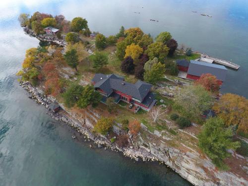 una vista aérea de una casa en una isla en el agua en Whiskey River Cottages formerly Seaway Slips, en Clayton