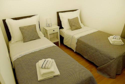 2 camas en una habitación pequeña con mesita de noche en Camino Split - apartment near Mall of Split, en Split