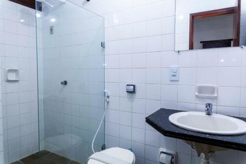 y baño con lavabo, ducha y aseo. en GB Hoteis Natal, en Natal