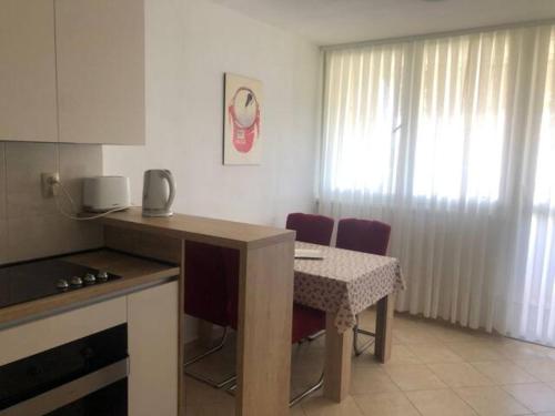 eine Küche mit einem Tisch, 2 Stühlen und einem Tisch in der Unterkunft Apartment Maja Split in Split