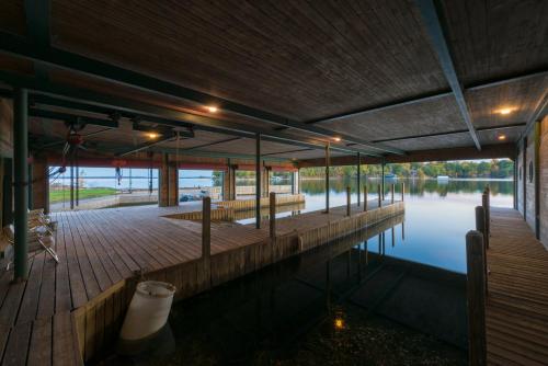 un edificio con un muelle sobre una masa de agua en Whiskey River Cottages formerly Seaway Slips, en Clayton