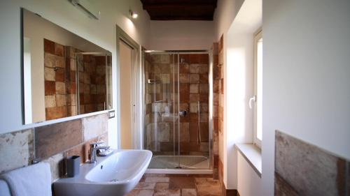 a bathroom with a sink and a shower at Agriturismo I Due Casali in Vetralla