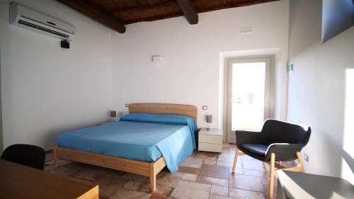 ヴェトラッラにあるAgriturismo I Due Casaliのベッドルーム1室(ベッド1台、デスク、椅子付)