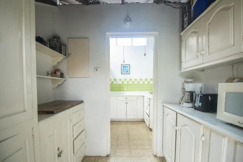Kuchyň nebo kuchyňský kout v ubytování Island Breeze Beach Villa