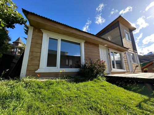 una casa con una gran ventana en el lateral en Gi´s House 4Pax en Ushuaia