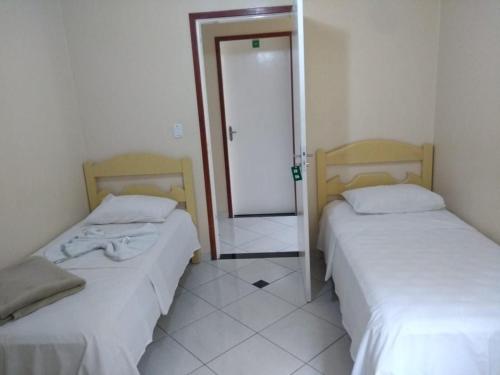 two beds sitting next to each other in a room at Hotel Boldrini in Montanha