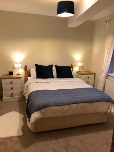 1 dormitorio con 1 cama grande y 2 mesitas de noche en Self catering Oranmore en Oranmore