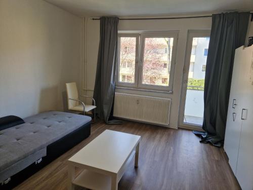 1 dormitorio con cama, mesa y ventana en Abbey homestay en Frankfurt
