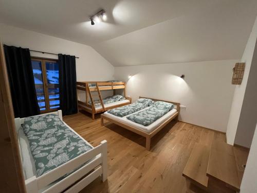 Zimmer mit 2 Betten und einem Fenster in der Unterkunft Chata Pod Skalkami in Vyšný Kubín