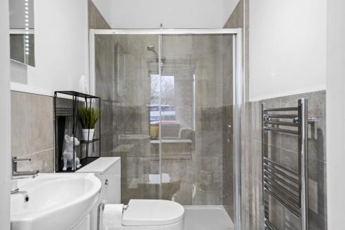 Kent的住宿－Simple Maidstone Gem - Sleeps 3，带淋浴、卫生间和盥洗盆的浴室