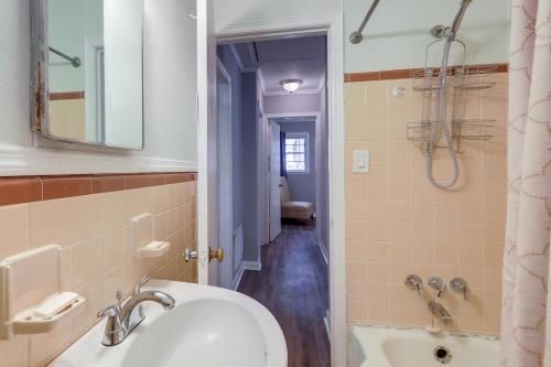 uma casa de banho com um lavatório e um chuveiro em Cozy and Convenient Macon Home about 3 Mi to Town! em Macon