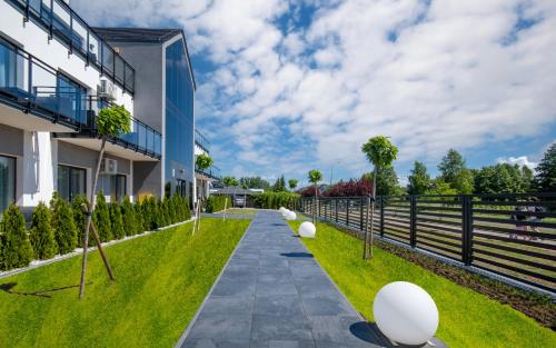 a walkway in front of a building at Apartamenty N7 in Darłówko