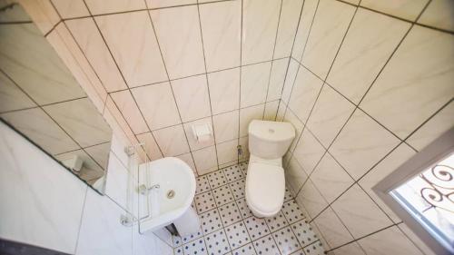 uma pequena casa de banho com WC e lavatório em Résidence Chic & Luxueux MD & NG à Bafoussam em Bafoussam