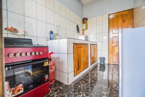 - une cuisine avec une cuisinière rouge dans une chambre dans l'établissement Résidence Chic & Luxueux MD & NG à Bafoussam, à Bafoussam