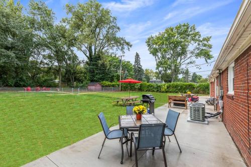 eine Terrasse mit einem Tisch und Stühlen sowie einem Hof in der Unterkunft New! Peaceful & Relaxing 2BR Flat, Top Location in Shelby