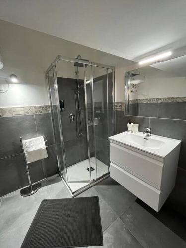 a bathroom with a shower and a sink at Casa vacanze Piazza San Pietro in Bari