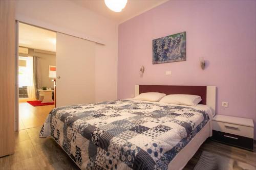 - une chambre avec un lit et une peinture murale dans l'établissement Apartman Den,Rovinj oaza u centru grada, à Rovinj