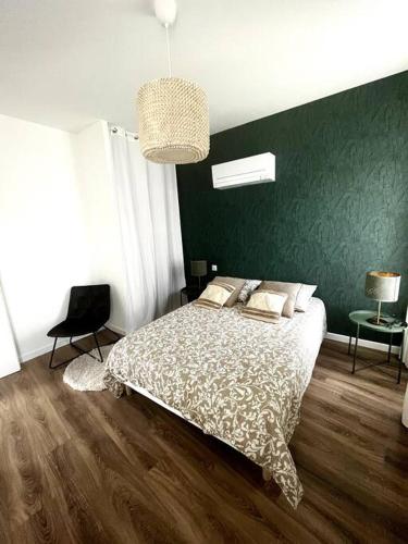 une chambre avec un lit et un mur végétal dans l'établissement Appartement spacieux & lumineux, à Lieuran-lès-Béziers