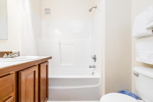 een badkamer met een wit bad en een wastafel bij Harmony Hills #231 in Anchorage