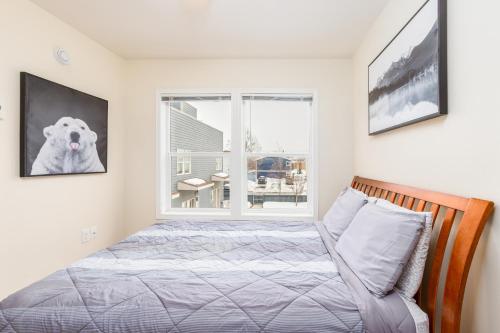 een slaapkamer met een bed en een raam bij Harmony Hills #231 in Anchorage