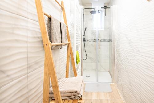 La salle de bains est pourvue d'une douche et d'une échelle. dans l'établissement Mulhouse by Hardt, à Mulhouse