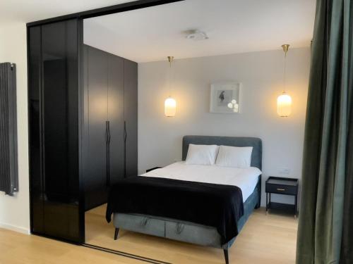 une chambre avec un lit avec une tête de lit noire dans l'établissement URBAN APARTMENTS PREMIUM, Opolska 10 No 36, Free Garage, Self Check-in, à Katowice