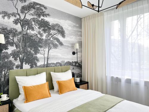 1 dormitorio con 1 cama grande con almohadas de color naranja en Gustowny apartament przy metrze, en Varsovia