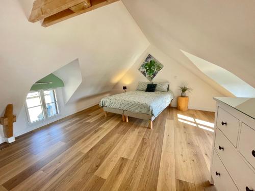 une chambre avec un lit dans un grenier dans l'établissement Ker Lina, à Locmariaquer
