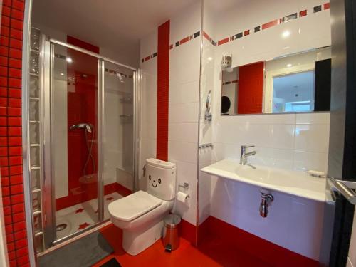 W łazience znajduje się toaleta, umywalka i prysznic. w obiekcie Apartamento familiar Alhambra Granada w Grenadzie