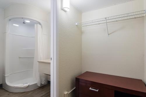 Baño pequeño con aseo y lavamanos en Rodeway Inn Greeley, en Evans