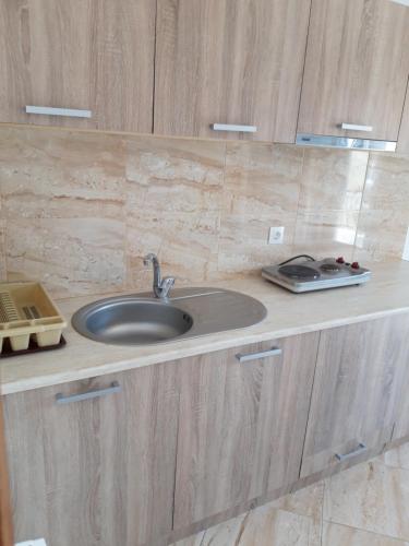 a bathroom counter with a sink and a counter top at Ενοικιαζόμενα Δωμάτια Γεωργία Σταμούλου in Rovies