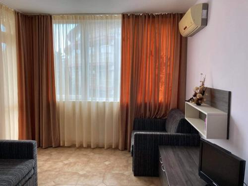 ネセバルにあるАпартаменти за семеен комфортен отдих в Равдаのリビングルーム(ソファ2台、大きな窓付)