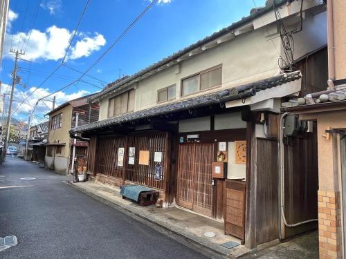 Yoshino-gun - House - Vacation STAY 90749v في Kami-ichi: مبنى على جانب شارع