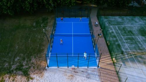 an overhead view of a tennis court with people on it at Svencelė Resort in Svencelė
