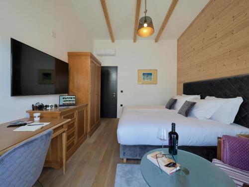 Habitación de hotel con 2 camas y escritorio en House Momentum, en Lovinac