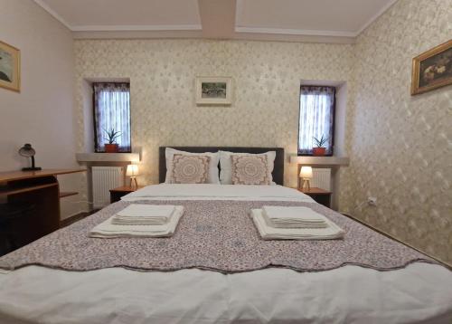 una camera da letto con un letto grande con due asciugamani sopra di Laroka House Arty and Cosy studio Universitate Center a Bucarest